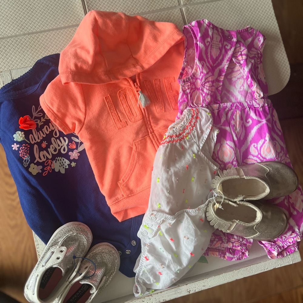 EUC 6 pieces: 6-9 mix and match baby girl outfits